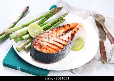 Gegrillter Lachs mit frischem Salat. Helathy Essen Konzept. Stockfoto