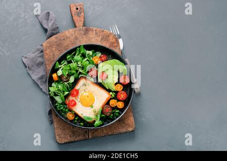 Spiegelei auf Brot mit Gemüse. Leckeres und gesundes Frühstück. Draufsicht, Kopierbereich Stockfoto