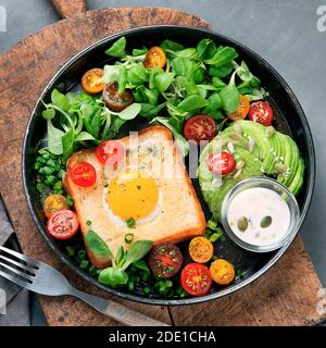 Spiegelei auf Brot mit Gemüse. Leckeres und gesundes Frühstück. Draufsicht Stockfoto