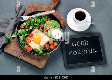 Spiegelei auf Brot mit Gemüse. Leckeres und gesundes Frühstück. Draufsicht, Tafel Stockfoto