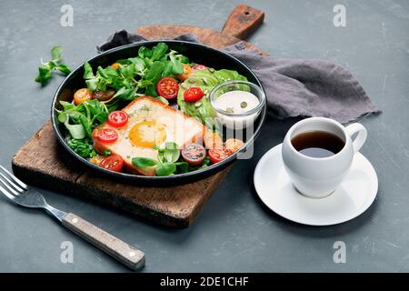 Spiegelei auf Brot mit Gemüse. Leckeres und gesundes Frühstück. Stockfoto