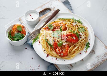 Pasta mit Garnelen in weißer Sauce. Italienische Küche. Stockfoto