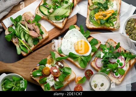 Verschiedene Sandwiches zum Frühstück. Draufsicht Stockfoto