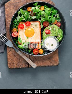 Spiegelei auf Brot mit Gemüse. Leckeres und gesundes Frühstück. Draufsicht, Kopierbereich Stockfoto