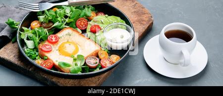 Spiegelei auf Brot mit Gemüse. Leckeres und gesundes Frühstück. Stockfoto