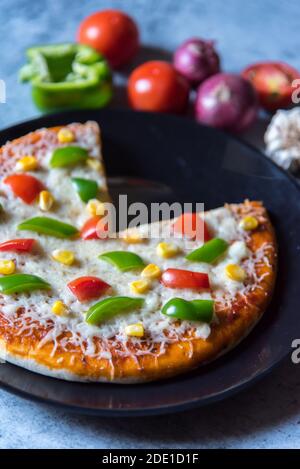 Pizza auf einem Teller Stockfoto