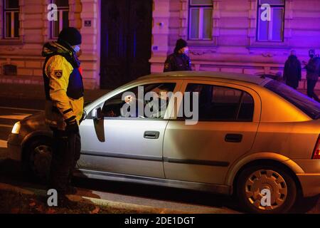 Polizeibeamte halten einen Protestierenden in einem Auto in der Nähe des slowenischen parlamentsgebäudes während eines regierungsfeindlichen Protestes an.die regierungsfeindlichen Proteste in der slowenischen Hauptstadt gingen weiter, und Demonstranten, die zuvor Regierungsgebäude umherfuhren, fuhren jetzt mit ihren Autos, um die covid-19-Epidemie-Beschränkungen zu respektieren. Vor allem das Verbot von Versammlungen, die mit sehr hohen Geldstrafen belegt sind. Viele wurden dennoch von der Polizei gebucht und mit Geldstrafen belegt, was viele als einen Schritt einer anderen Regierung nehmen, um die Proteste zu kriminalisieren. Stockfoto