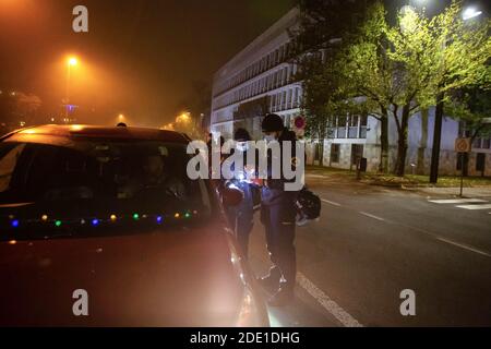 Polizeibeamte halten einen Protestierenden in einem Auto an, der während eines regierungsfeindlichen Protestes am slowenischen parlament vorbeifährt.die regierungsfeindlichen Proteste in der slowenischen Hauptstadt gingen weiter, und Demonstranten, die zuvor Regierungsgebäude umherfuhren, fuhren jetzt mit ihren Autos, um die covid-19-Epidemie-Beschränkungen zu respektieren. Vor allem das Verbot von Versammlungen, die mit sehr hohen Geldstrafen belegt sind. Viele wurden dennoch von der Polizei gebucht und mit Geldstrafen belegt, was viele als einen Schritt einer anderen Regierung nehmen, um die Proteste zu kriminalisieren. Stockfoto