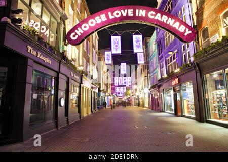 London, Großbritannien. November 2020. In der Carnaby Street leuchten die Weihnachtslichter.die Londoner machen sich bereit, in die zweite Stufe zurückzukehren, wenn eine vierwöchige Sperre in England nächste Woche zu Ende geht. Kredit: SOPA Images Limited/Alamy Live Nachrichten Stockfoto