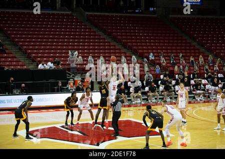 Madison, WI, USA. November 2020. Eröffnung Jump Ball, um das NCAA-Basketballspiel zwischen den Arkansas-Pine Bluff Golden Lions und den Wisconsin Dachs im Kohl Center in Madison, WI zu starten. John Fisher/CSM/Alamy Live News Stockfoto