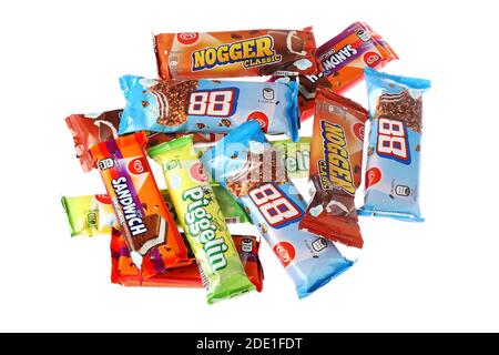 Stockholm, Schweden - 29. November 2020: Eine Gruppe von iIce Cream Lollie, darunter 88, Nogger, Sandwich und Piggelin von der lokalen Marke GB produziert, im Besitz Stockfoto