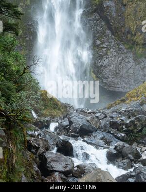 Devil’s Punchbowl Wasserfall in Arthur’s Pass, South Island, Neuseeland Stockfoto