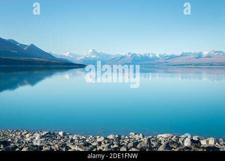 Schöner See Pukaki mit Mt Cook spiegelt sich in seinem hellen Türkisfarbenes Wasser Stockfoto