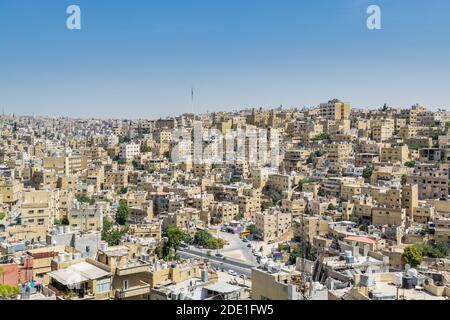 Stadtbild von Amman mit zahlreichen Gebäuden, die Hauptstadt und bevölkerungsreichste Stadt Jordaniens, Blick von der Zitadelle Amman, auf Arabisch als Jabal al-Qal'a.. Stockfoto