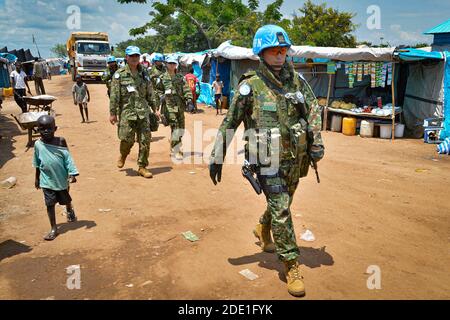 Friedenstruppen aus Japan, die von der Mission der Vereinten Nationen im Südsudan (UNMISS) eingesetzt wurden, patrouillieren am 06.08.2015 zu Fuß in Juba Stockfoto