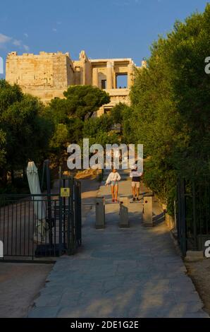 Das Äußere der Akropolis im Thissio-Viertel der Innenstadt von Athen Griechenland - Foto: Geopix Stockfoto