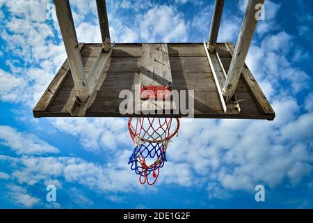 Alte Basketballkorb draußen Nahaufnahme Stockfoto