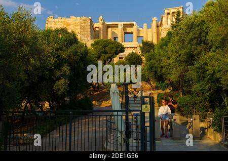 Das Äußere der Akropolis im Thissio-Viertel der Innenstadt von Athen Griechenland - Foto: Geopix Stockfoto