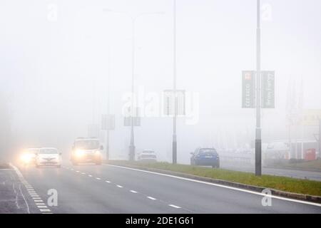 Silnice V mlze, Barrandov, Praha, Česká republika / Straße in starkem Nebel, Prag, Tschechische republik Stockfoto