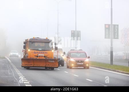 Silnice V mlze, Barrandov, Praha, Česká republika / Straße in starkem Nebel, Prag, Tschechische republik Stockfoto