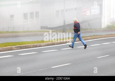 Silnice V mlze, Barrandov, Praha, Česká republika / Straße in starkem Nebel, Prag, Tschechische republik Stockfoto