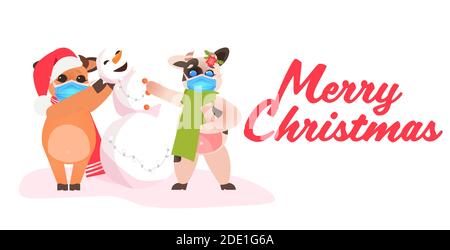 Kleine Oxes in santa Hüte stehen mit Schneemann Kühe tragen Masken zu verhindern Coronavirus Pandemie Neujahr Winterferien Feier Konzept horizontale Vektordarstellung in voller Länge Stock Vektor