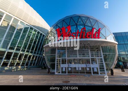 Vélizy-Villacoublay, Frankreich - 19. November 2020: Haupteingang des regionalen Einkaufszentrums Westfield Vélizy 2. Das Einkaufszentrum ist das größte in Frankreich Stockfoto