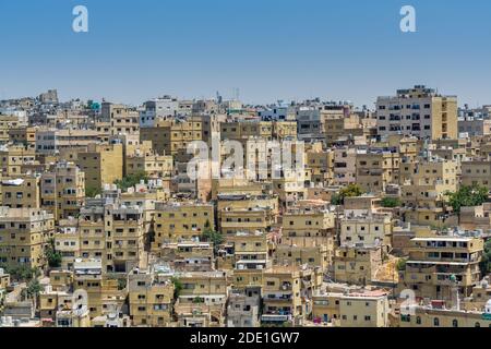 Stadtbild von Amman mit zahlreichen Gebäuden, die Hauptstadt und bevölkerungsreichste Stadt Jordaniens, Blick von der Zitadelle Amman, auf Arabisch als Jabal al-Qal'a.. Stockfoto