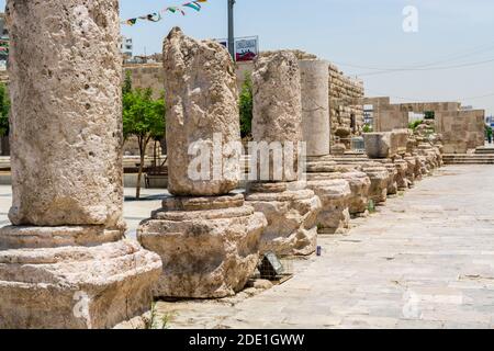 Römische Säulen der Ruinen vor dem antiken römischen Amphitheater in Amman, Jordanien, in der Nähe der Zitadelle von Amman Stockfoto