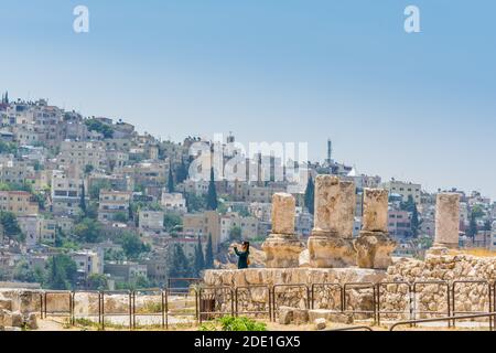 Stadtbild von Amman mit zahlreichen Gebäuden, die Hauptstadt und bevölkerungsreichste Stadt Jordaniens, Blick von der Zitadelle Amman, auf Arabisch als Jabal al-Qal'a.. Stockfoto