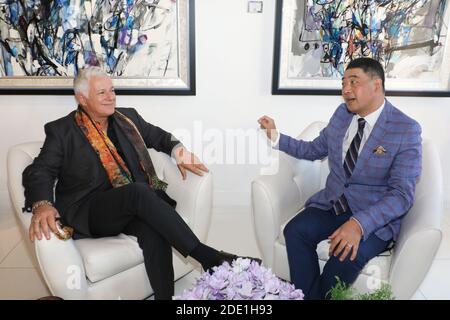 Beverly Hills, Kalifornien. November 2020. Der Kunstberater/Kurator Michael Sean Degnan wird von TV-Moderator Joey Zhou für die Zhou Zheng Art Channel Show in der Winn Slavin Fine Art Gallery in Beverly Hills, Kalifornien, interviewt. Degnan ist Senior Art Advisor und Media Marketing Director der Winn Slavin Fine Art Gallery, Botschafter bei Mondial Art Academia und Kunstberater/Kurator in der Kunstindustrie. Joey Zhou ist Gastgeber des Zhou Zheng Art Channel und Gründer des Los Angeles Beverly Arts (LABA) und der Beverly News. Bild: Sheri Determan Stockfoto