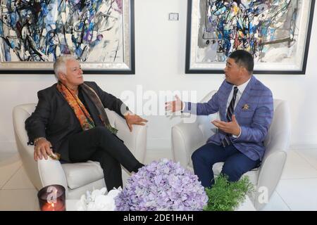 Beverly Hills, Kalifornien. November 2020. Der Kunstberater/Kurator Michael Sean Degnan wird von TV-Moderator Joey Zhou für die Zhou Zheng Art Channel Show in der Winn Slavin Fine Art Gallery in Beverly Hills, Kalifornien, interviewt. Degnan ist Senior Art Advisor und Media Marketing Director der Winn Slavin Fine Art Gallery, Botschafter bei Mondial Art Academia und Kunstberater/Kurator in der Kunstindustrie. Joey Zhou ist Gastgeber des Zhou Zheng Art Channel und Gründer des Los Angeles Beverly Arts (LABA) und der Beverly News. Bild: Sheri Determan Stockfoto