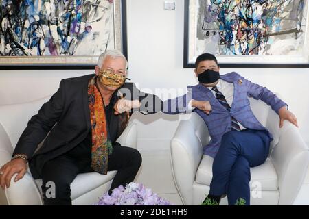 Beverly Hills, Kalifornien. November 2020. Kunstberater/Kurator Michael Sean Degnan und TV-Moderator Joey Zhou klopfen während ihres Interviews für die Zhou Zheng Art Channel Show in der Winn Slavin Fine Art Gallery in Beverly Hills mit ihren maskierten Ellbogen. Degnan ist Senior Art Advisor und Media Marketing Director der Winn Slavin Fine Art Gallery, Botschafter bei Mondial Art Academia und Kunstberater/Kurator in der Kunstbranche. Joey Zhou ist Gastgeber des Zhou Zheng Art Channel und Gründer des Los Angeles Beverly Arts (LABA) und der Beverly News. Bild: Sheri Determan Stockfoto