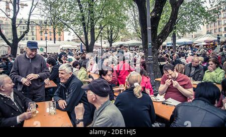 München, Deutschland - April 2014: Biertrinker im Biergarten Stockfoto