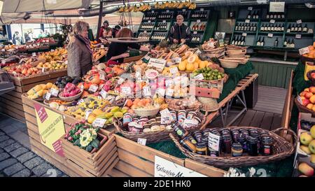 München, Deutschland - April 2014: Deutsche Frau beim Einkaufen auf dem Bauernmarkt in München Stockfoto