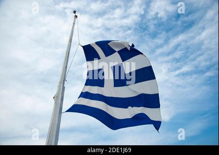 Griechische Flagge flattert im Wind gegen den Himmel auf Akropolis, Athen, Griechenland Stockfoto