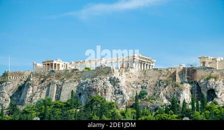 Ansicht der Akropolis von Athen vom Philoppapos Hügel an einem sonnigen Sommertag, Athen, Griechenland Stockfoto