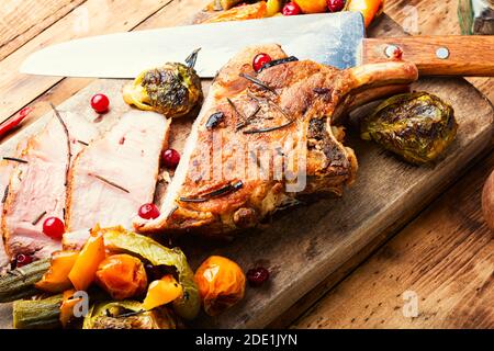 Gegrilltes geröstetes Gestell mit Gemüse auf dem ländlichen Holztisch Stockfoto