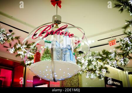 Glauben Sie Botschaft auf einem riesigen Weihnachtskugel Ornament. Feiertage Saisonale Innendekoration mit kleinformatigen Modell der historischen Gebäude von New York hängend Stockfoto
