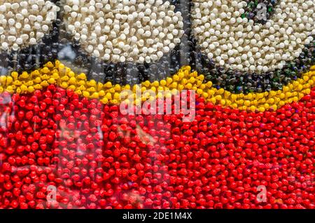 Nahaufnahme Ansicht der farbigen Minifiguren bilden Lego Logo in einem offiziellen Shop Front. Stockfoto