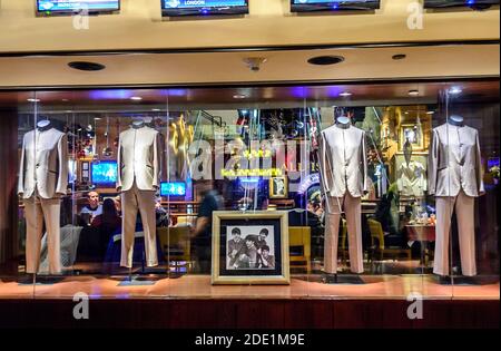 Die offiziellen Kostüme der Beatles Band werden im Storefront des Hard Rock Cafe am Times Square, Manhattan, New York City, USA ausgestellt Stockfoto