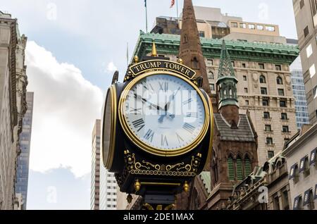 Wunderschöne elegante Trump Tower Clock auf der Fifth Avenue vor der USA ehemalige Residenz des Präsidenten in Midtown Manhattan. New York City, USA Stockfoto