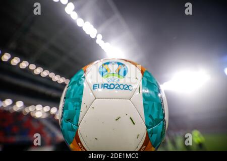 Bukarest, Rumänien - 27. November 2020: Details mit einem nassen Fußball der Euro 2020 in einem Stadion. Stockfoto