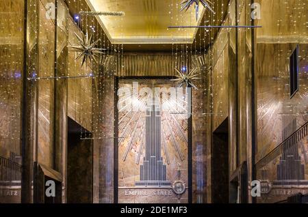Luxus Empire State Building Innendekoration. Art Deco Relief in der Wolkenkratzerhalle. Manhattan, New York City, USA Stockfoto