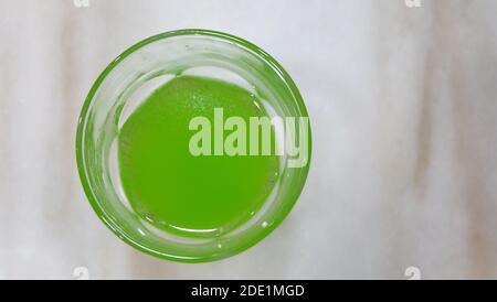 Blick von oben auf ein Glas gefüllt mit vibrierenden grünen Limonade. Stockfoto