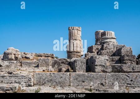 Römischer Tempel oder Tempio Romano Ruinen im Forum von Paestum in Italien Stockfoto