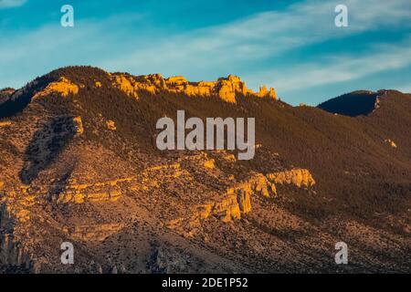 Pryor Mountains vom südlichen Eingang zum Bighorn Canyon National Recreation Area aus gesehen, in der Nähe von Lovell, Wyoming, USA Stockfoto