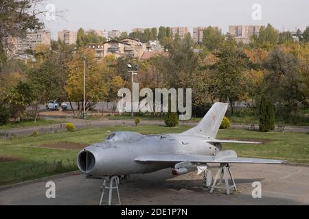 Ein sowjetisches Kampfflugzeug Mig -19, das im Victory Park aufgestellt wurde, der den armenischen Märtyrern des Zweiten Weltkriegs in der Stadt Jerewan, der Hauptstadt Armeniens, gedenkt. Stockfoto