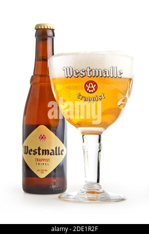 BRÜSSEL, BELGIEN - 27. NOVEMBER 2020: Flasche und gefülltes Glas eines authentischen Tripels Westmalle trappist auf Weiß isoliert Stockfoto