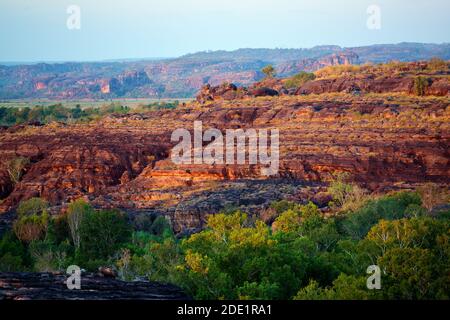 Panoramablick auf bunten Rock Formation im schönen Abendlicht in der Australischen Kakadu National Park. Stockfoto